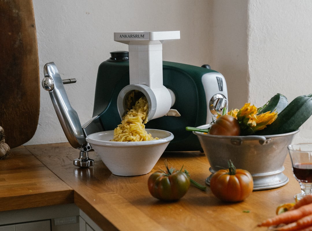 Slicing and shredding vegetables with the Ankarsrum Assistent Original